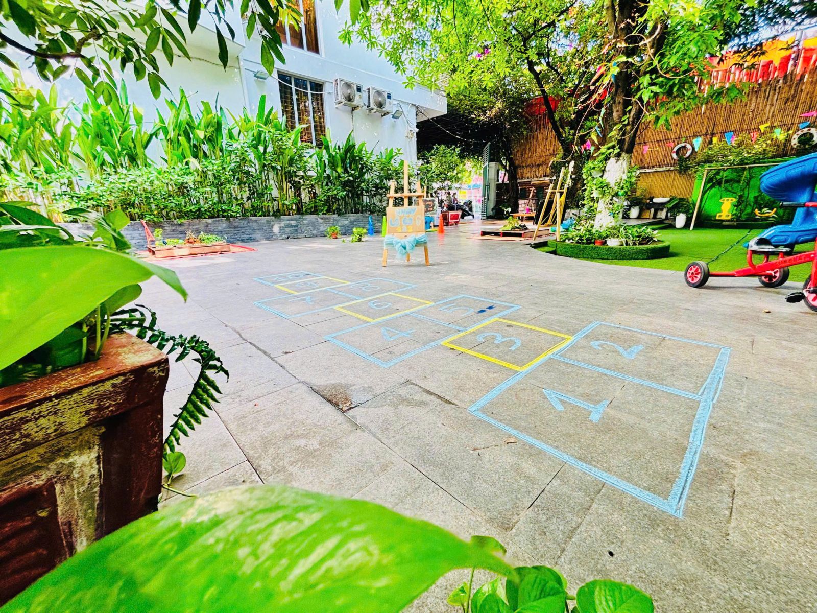 Sân vườn rộng và nhiều cây xanh tại SIK AEON Tân Phú