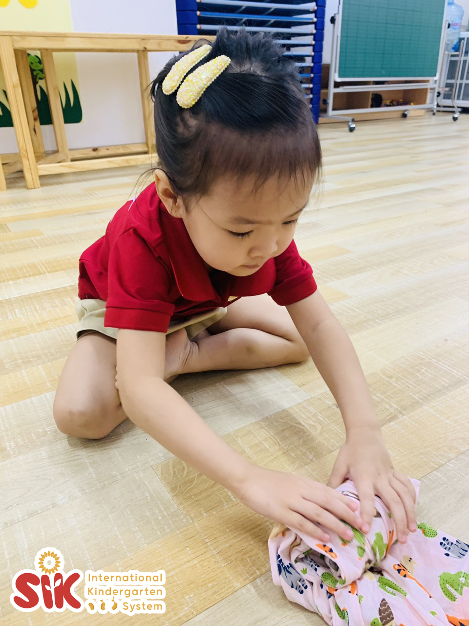 Bé rèn kỹ năng xếp quần áo_lớp Lily cơ sở SIK Quận 6