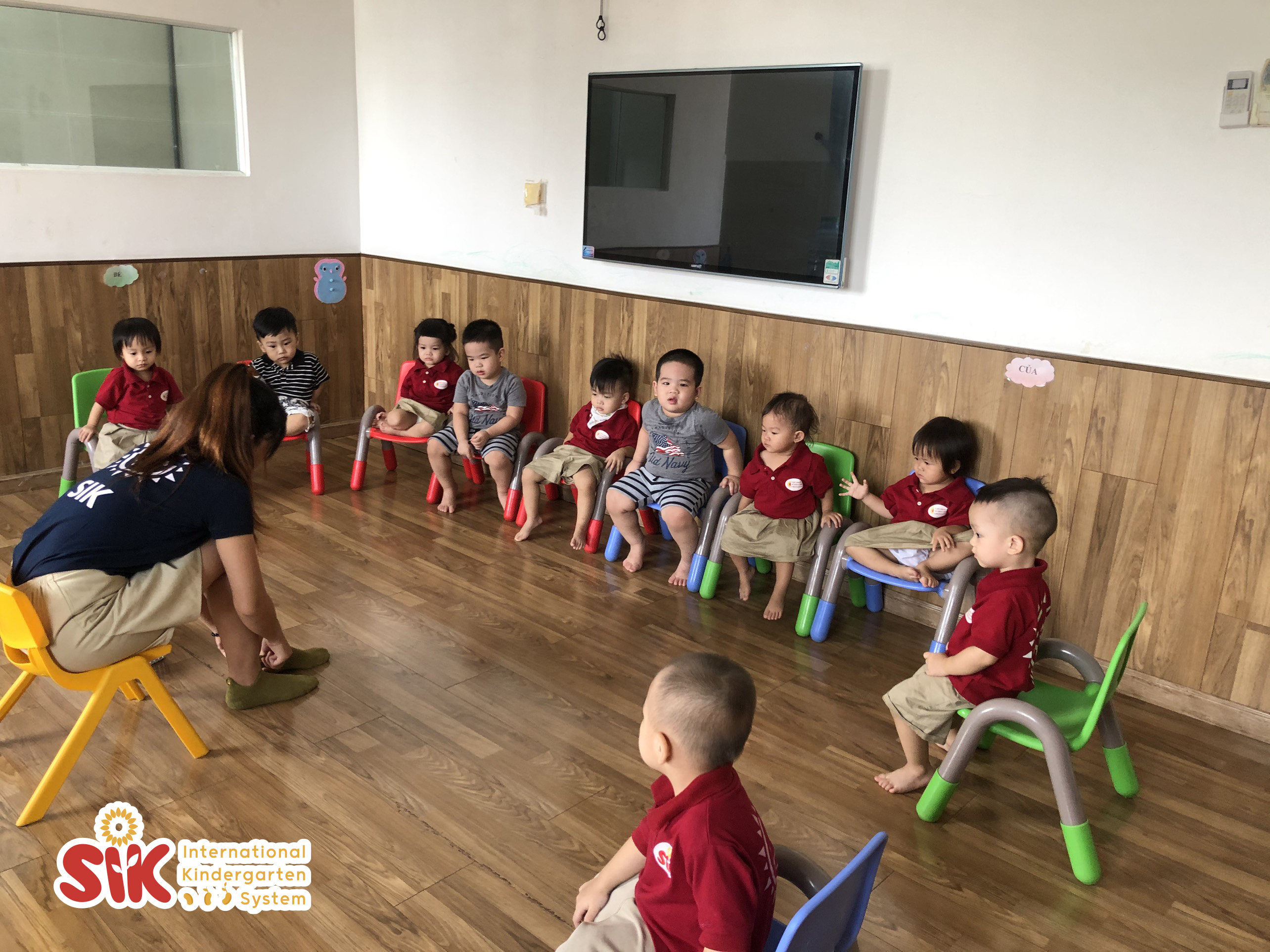 Bé học kỹ năng mang tất_lớp Iris cơ sở SIK Sài Gòn Res