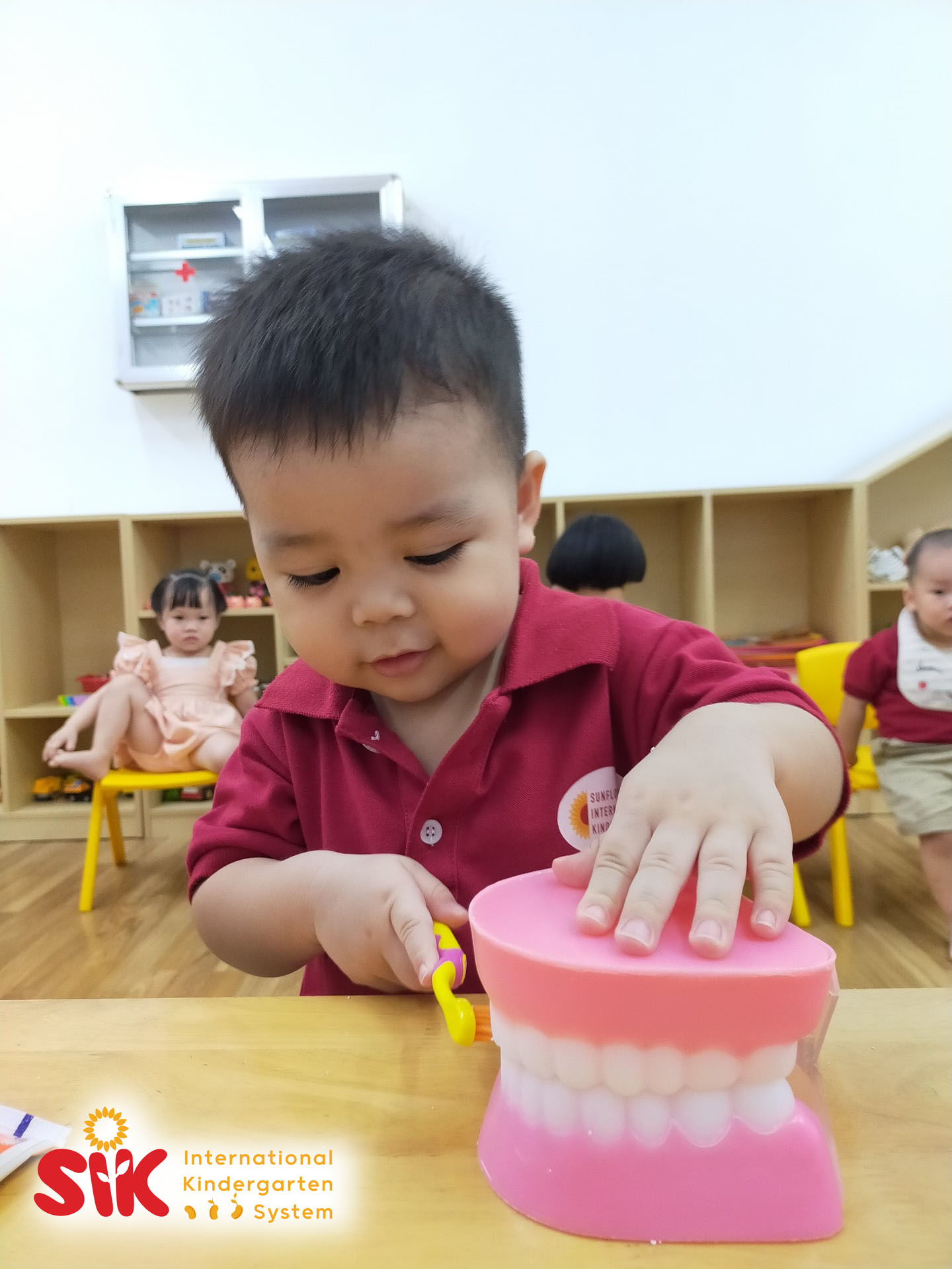 Hướng dẫn bé đánh răng đúng cách