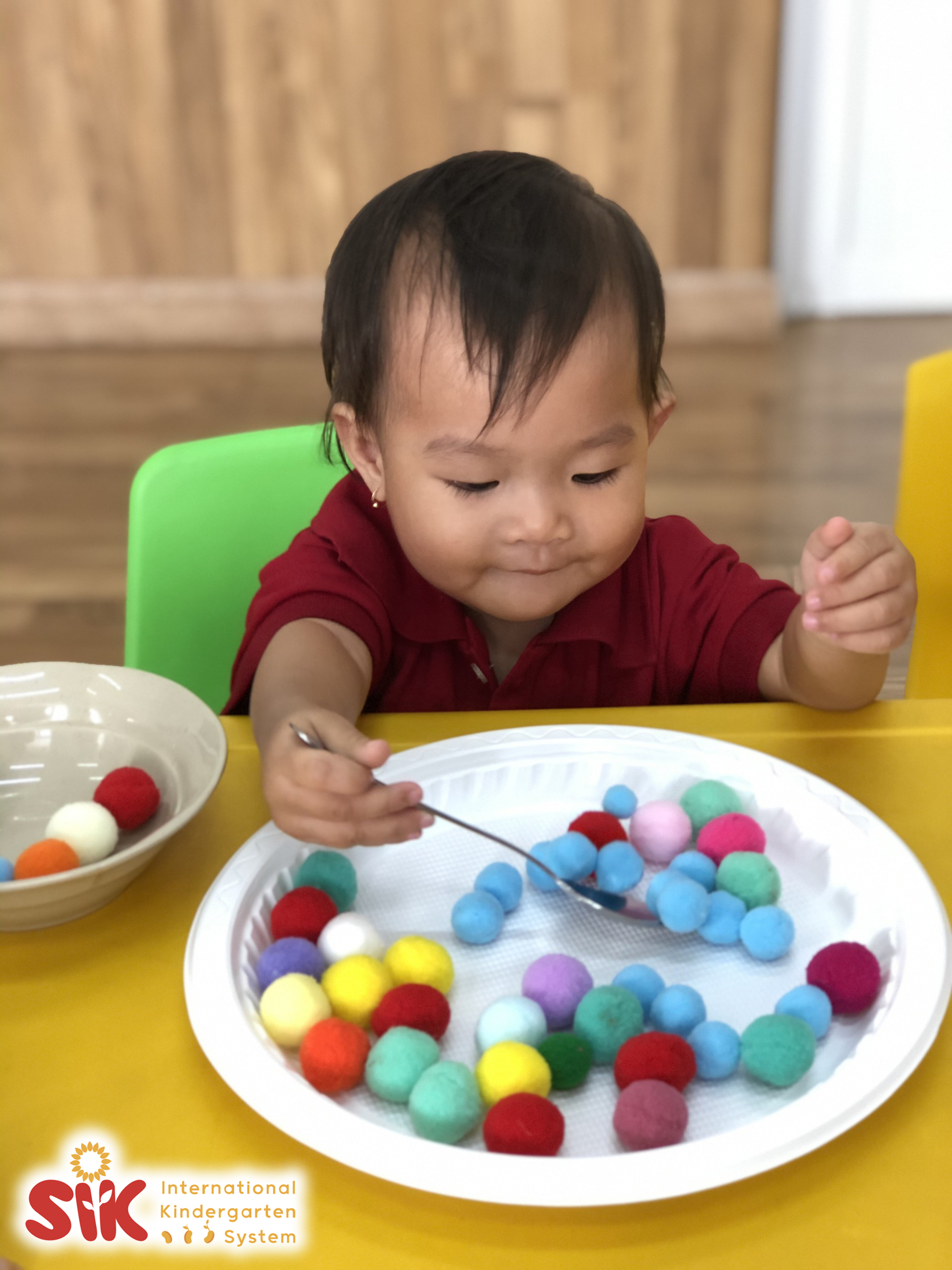 Rèn kỹ năng cầm muỗng cho bé_lớp Iris cơ sở SIK Sài Gòn Res