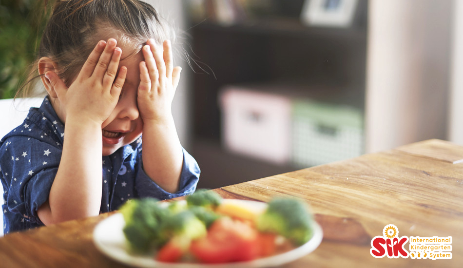 Ba mẹ phải làm gì khi trẻ không chịu ăn rau?