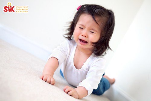 Ba mẹ phải làm gì khi trẻ vấp ngã?