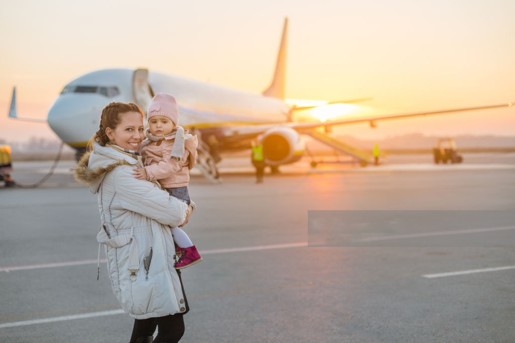 Trẻ khóc khi đi máy bay, bố mẹ phải làm gì?